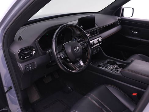 Used 2024 Honda Pilot TrailSport image 3