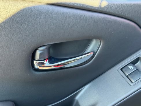 Certified 2025 Nissan Frontier SV image 18