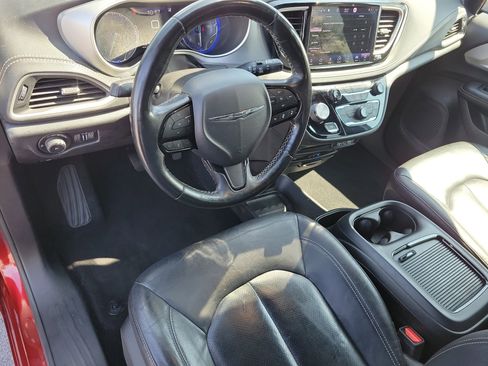 Used 2021 Chrysler Pacifica Touring-L w/ Uconnect Theater Family Group FWD image 13