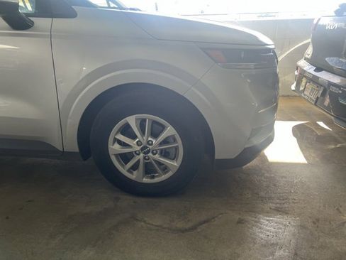 Used 2022 Kia Carnival LX image 3