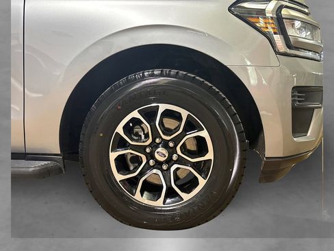 Used 2024 Ford Expedition XLT image 22
