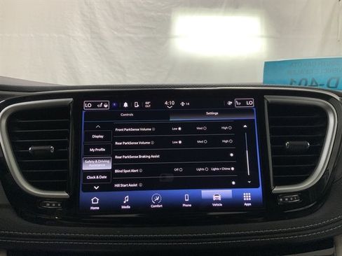 Used 2024 Chrysler Pacifica Touring-L image 36