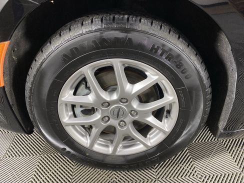 Used 2024 Chrysler Pacifica Touring-L image 12