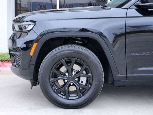 Certified 2024 Jeep Grand Cherokee Altitude image 8