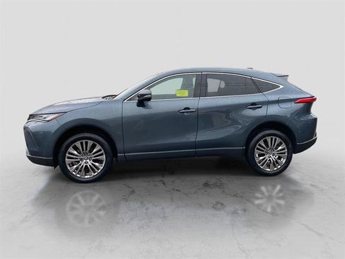 Used 2022 Toyota Venza LE image 2