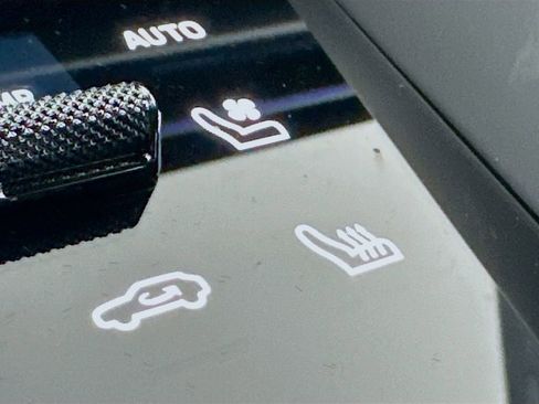 Certified 2025 Porsche Macan Electric RWD image 22