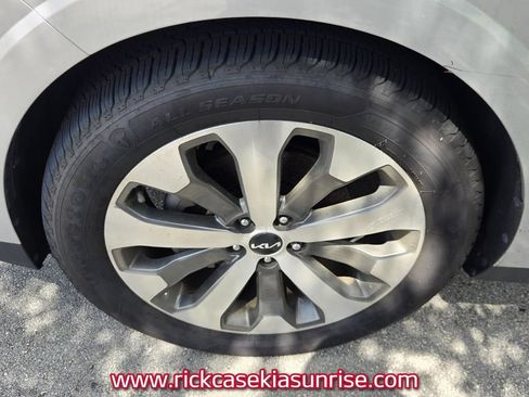 Used 2022 Kia Carnival LX FWD image 11