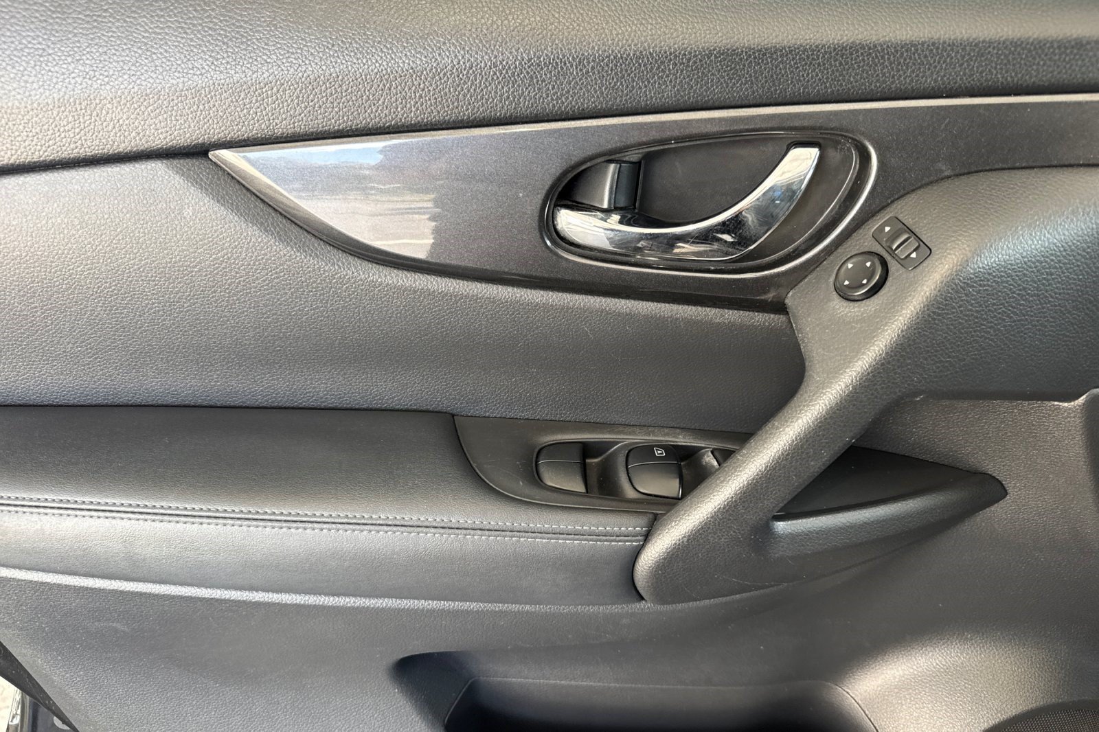 Used 2020 Nissan Rogue SV FWD image 12