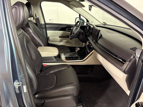 Used 2023 Kia Carnival EX FWD image 14