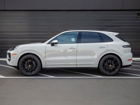 Certified 2026 Porsche Cayenne AWD/4WD image 2