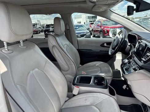 Used 2019 Chrysler Pacifica Limited FWD image 18
