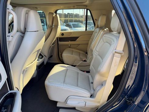 Used 2019 Lincoln Navigator Reserve image 14