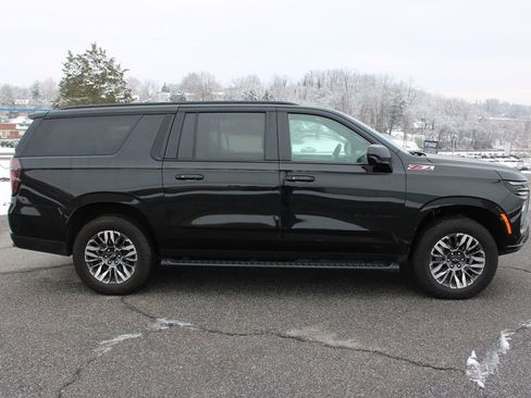 Used 2025 Chevrolet Suburban Z71 image 10