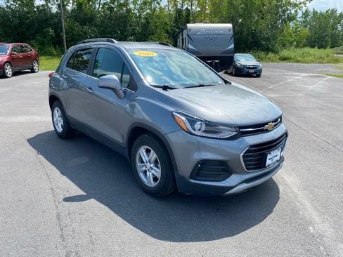 Used 2020 Chevrolet Trax LT FWD image 3