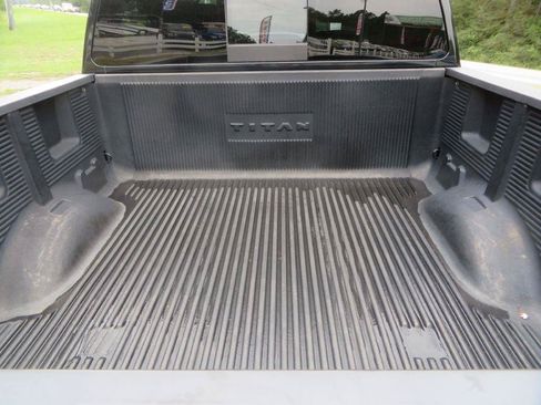 Used 2018 Nissan Titan SV w/ SV Convenience Package RWD image 10