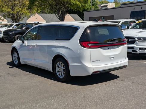 Used 2024 Chrysler Pacifica Touring-L FWD image 5