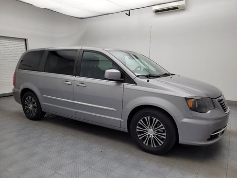 Used 2014 Chrysler Town & Country S FWD image 11