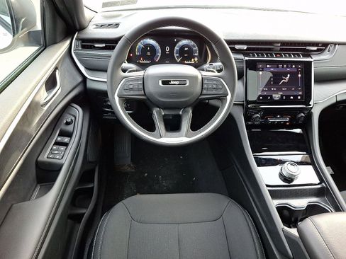 New 2025 Jeep Grand Cherokee L Laredo image 7