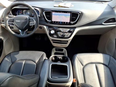 Used 2024 Chrysler Pacifica Limited FWD image 19