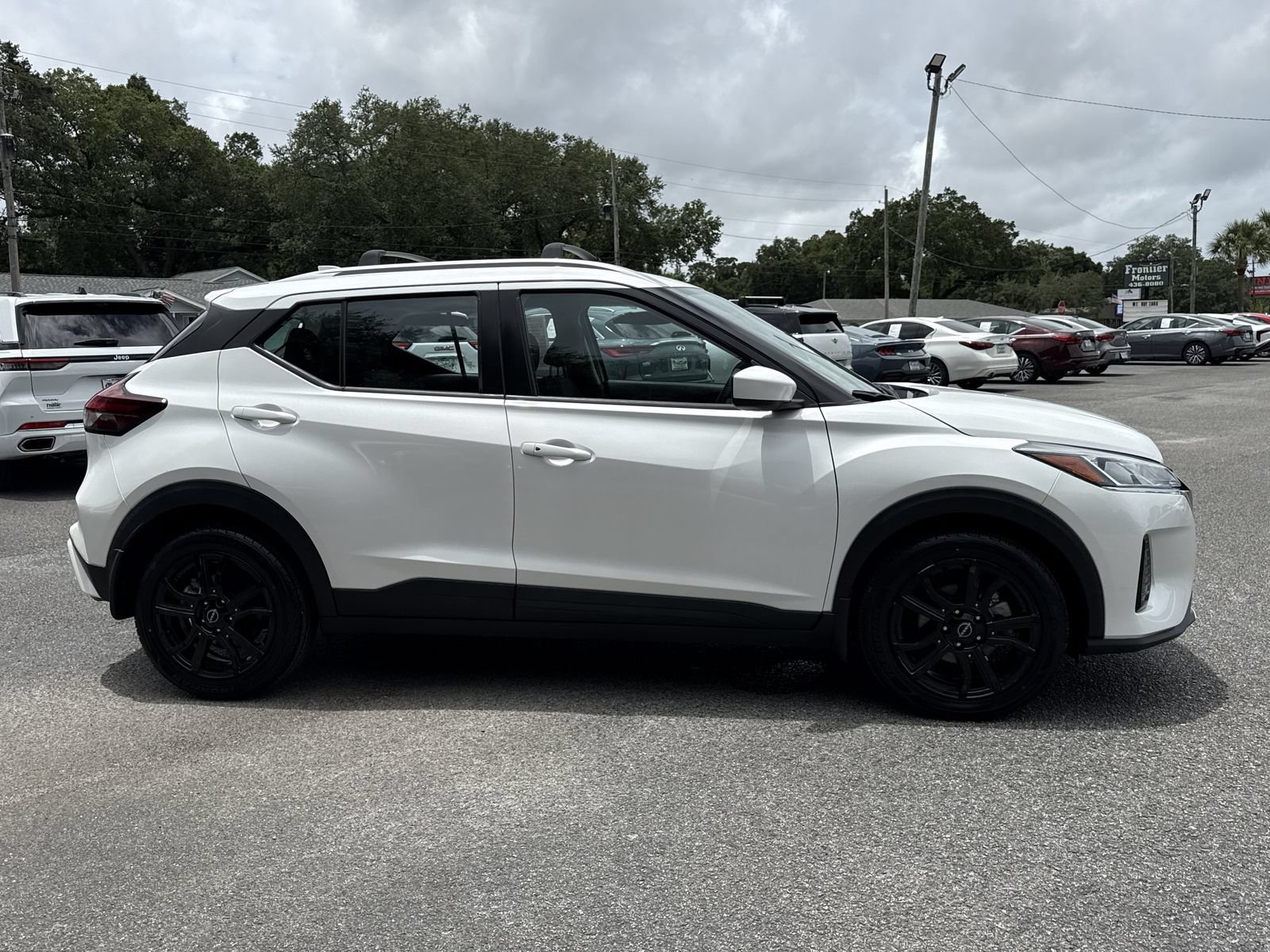 Used 2023 Nissan Kicks SV w/ Exterior Package FWD image 6