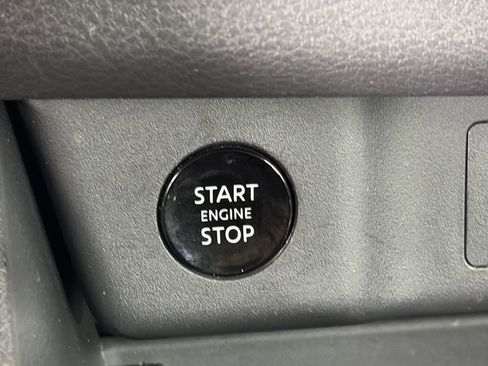 Certified 2025 Nissan Rogue SV image 25