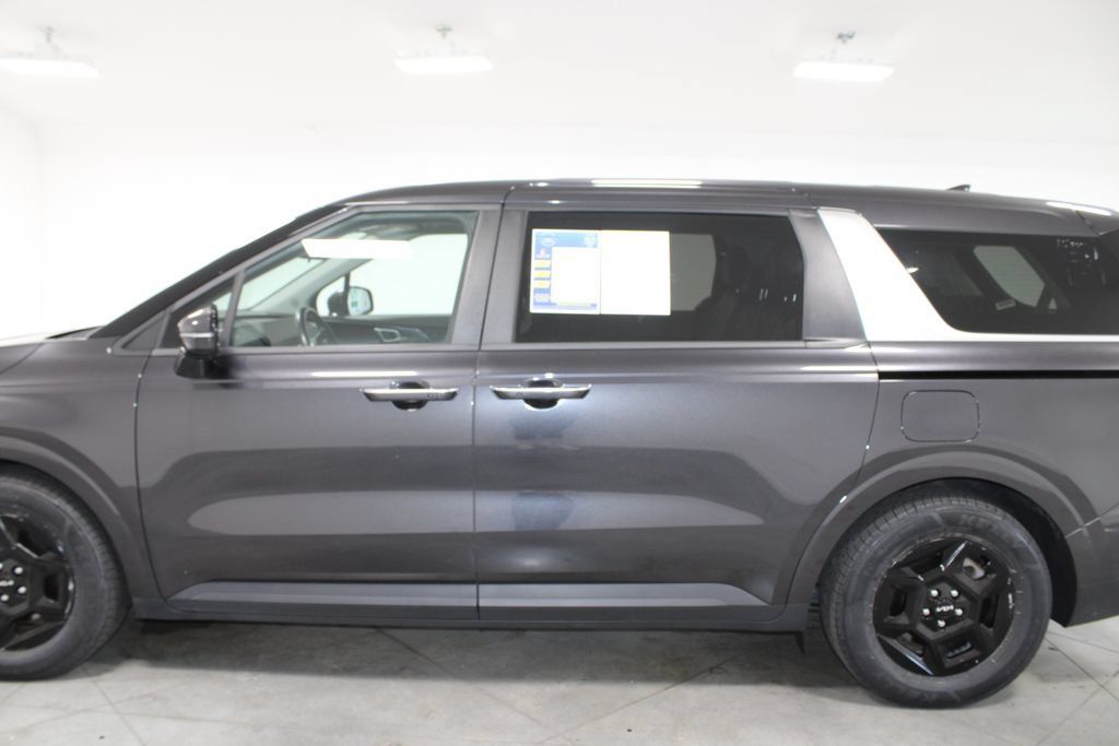 Used 2025 Kia Carnival FWD image 6