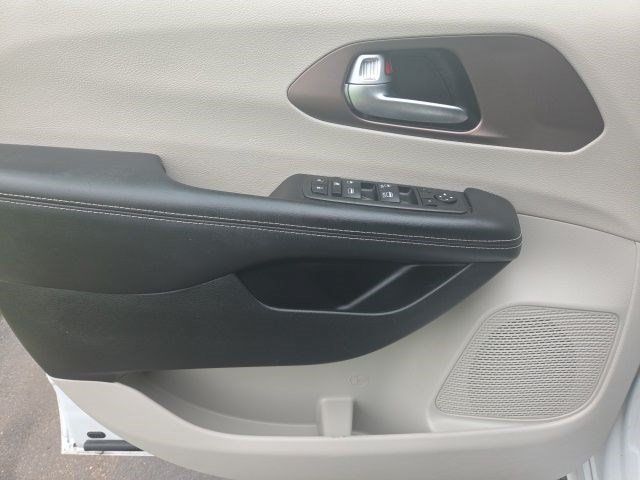 Used 2023 Chrysler Voyager LX FWD image 10