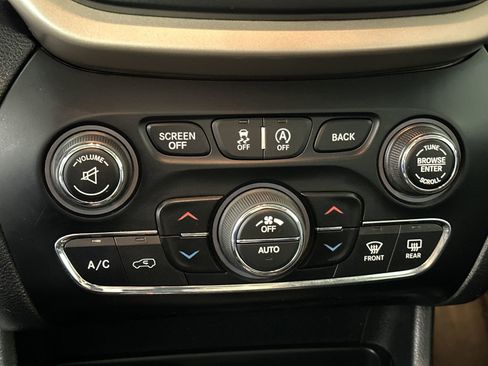 Used 2016 Jeep Cherokee Latitude w/ Comfort/Convenience Group image 23