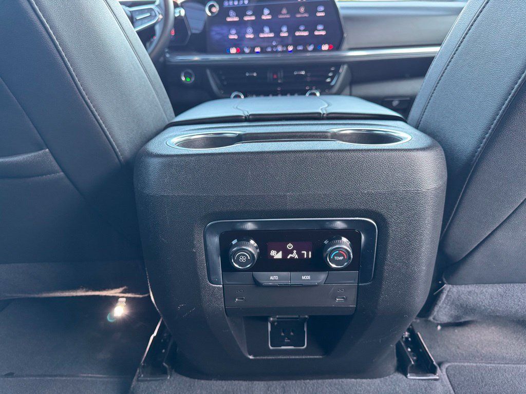 Used 2025 Chevrolet Suburban LT AWD/4WD image 22