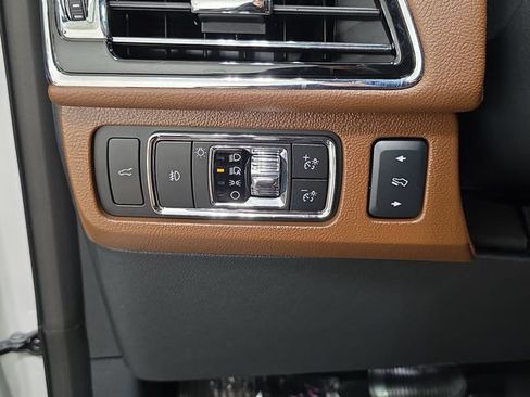 Certified 2024 Lincoln Navigator L Reserve AWD/4WD image 23