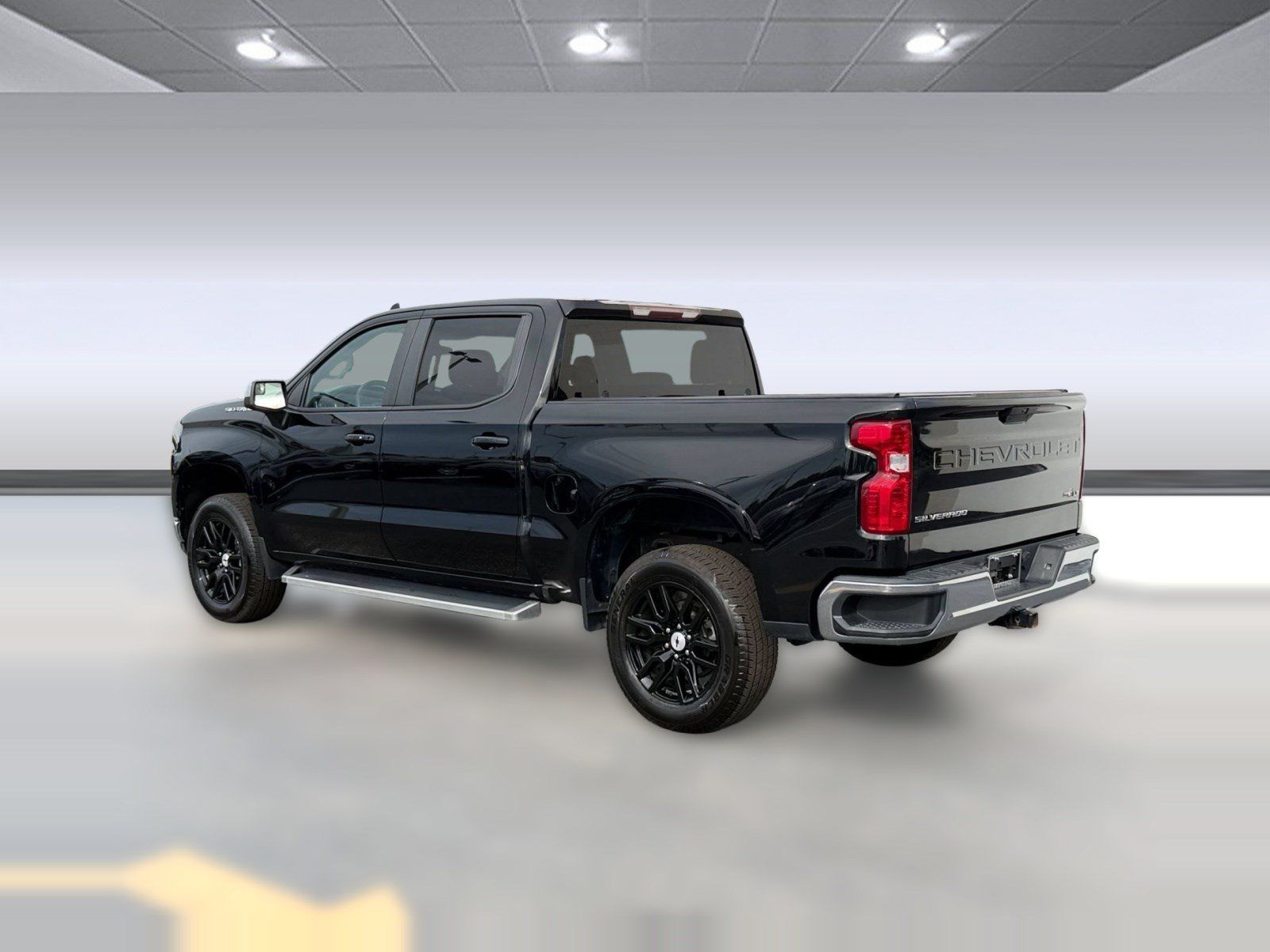 Used 2021 Chevrolet Silverado 1500 LT RWD image 3
