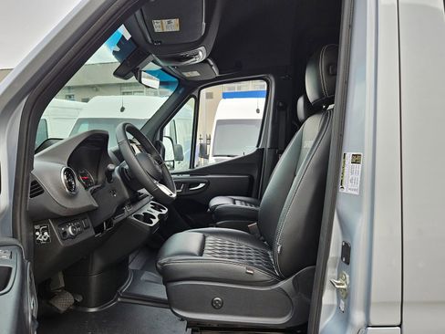 Used 2025 Mercedes-Benz Sprinter 2500 image 9