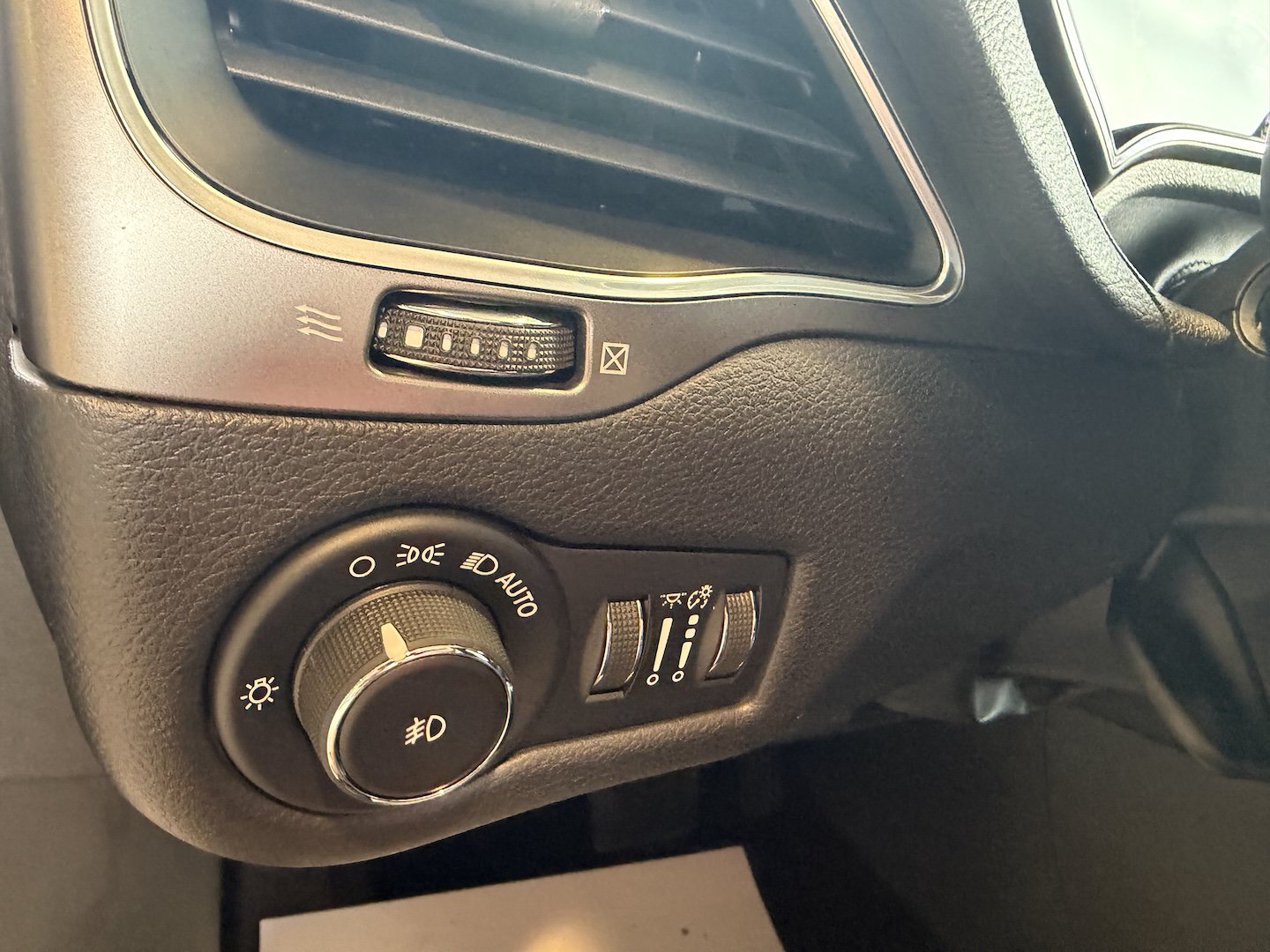 Used 2019 Jeep Cherokee Latitude Plus FWD image 19