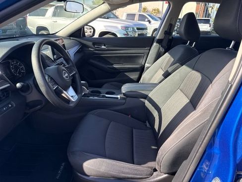 Used 2025 Nissan Altima 2.5 SV FWD image 9