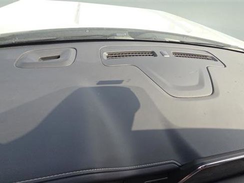 Used 2024 GMC Yukon SLT w/ SLT Premium Package image 10