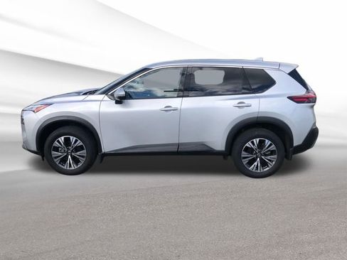 Used 2021 Nissan Rogue SV image 2