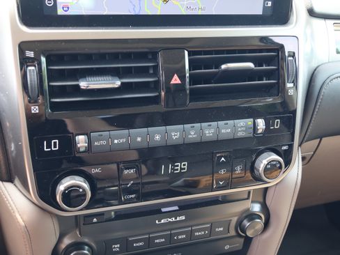 Used 2023 Lexus GX 460 Luxury w/ Accessory Package AWD/4WD image 27