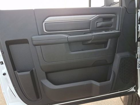 Used 2024 RAM 2500 Tradesman w/ Chrome Appearance Group image 12