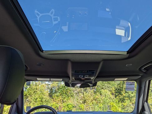 Certified 2023 Land Rover Defender 110 SE image 26