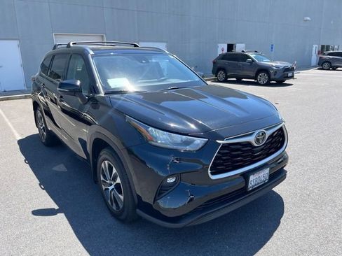 Used 2020 Toyota Highlander XLE AWD/4WD image 3