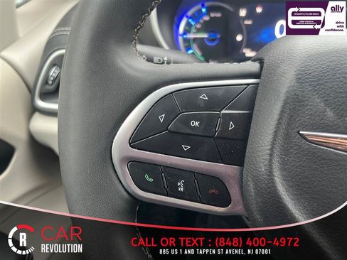 Used 2024 Chrysler Pacifica Limited FWD image 27