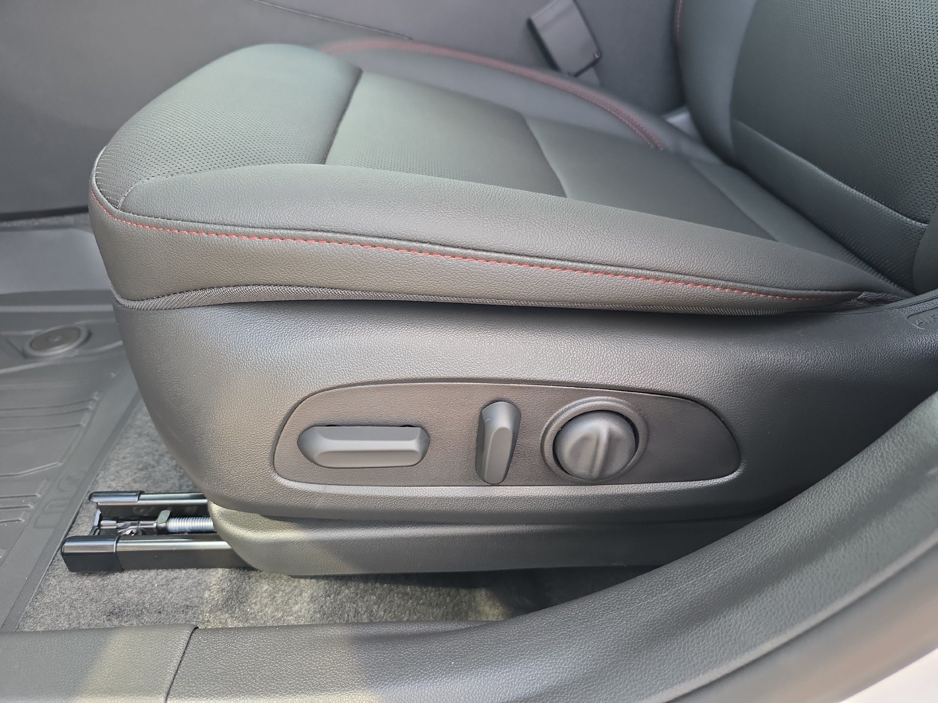 New 2026 Chevrolet Trax RS w/ Sunroof Package FWD image 6