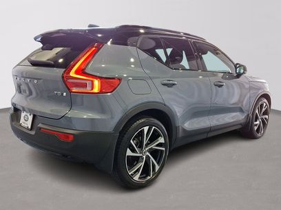 Used 2022 Volvo XC40 T5 R-Design w/ Climate Package