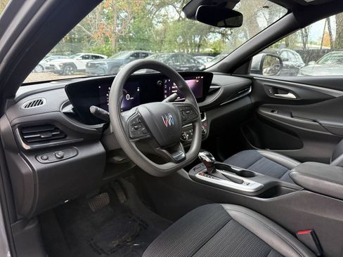 Used 2025 Buick Envista Preferred image 28