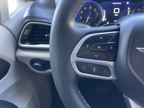 Used 2023 Chrysler Pacifica Touring-L FWD image 33