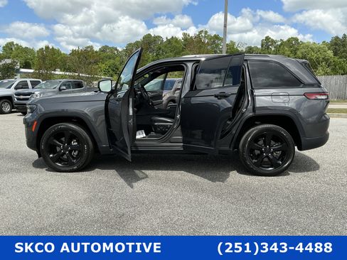 Used 2024 Jeep Grand Cherokee Altitude image 31