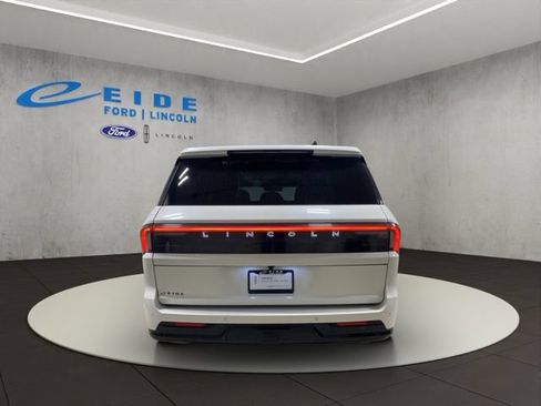 Certified 2025 Lincoln Navigator Reserve AWD/4WD image 9