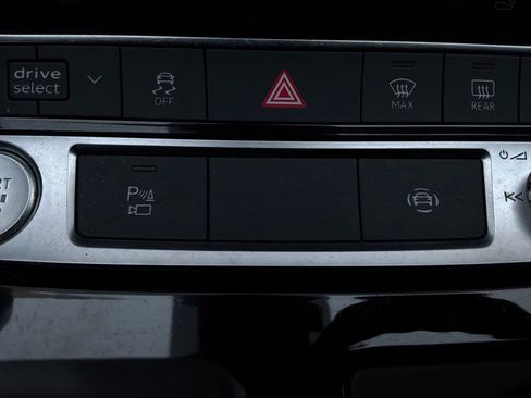 Used 2019 Audi Q8 Premium Plus w/ Premium Plus AWD/4WD image 31