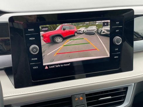 Certified 2025 Volkswagen Taos SEL w/ Black Wheel Plus Package image 20