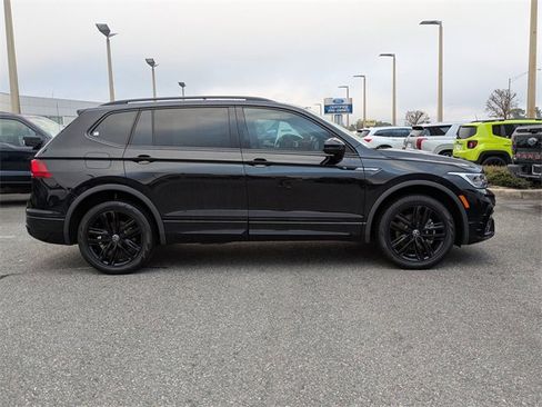 Used 2022 Volkswagen Tiguan SE R-Line image 3
